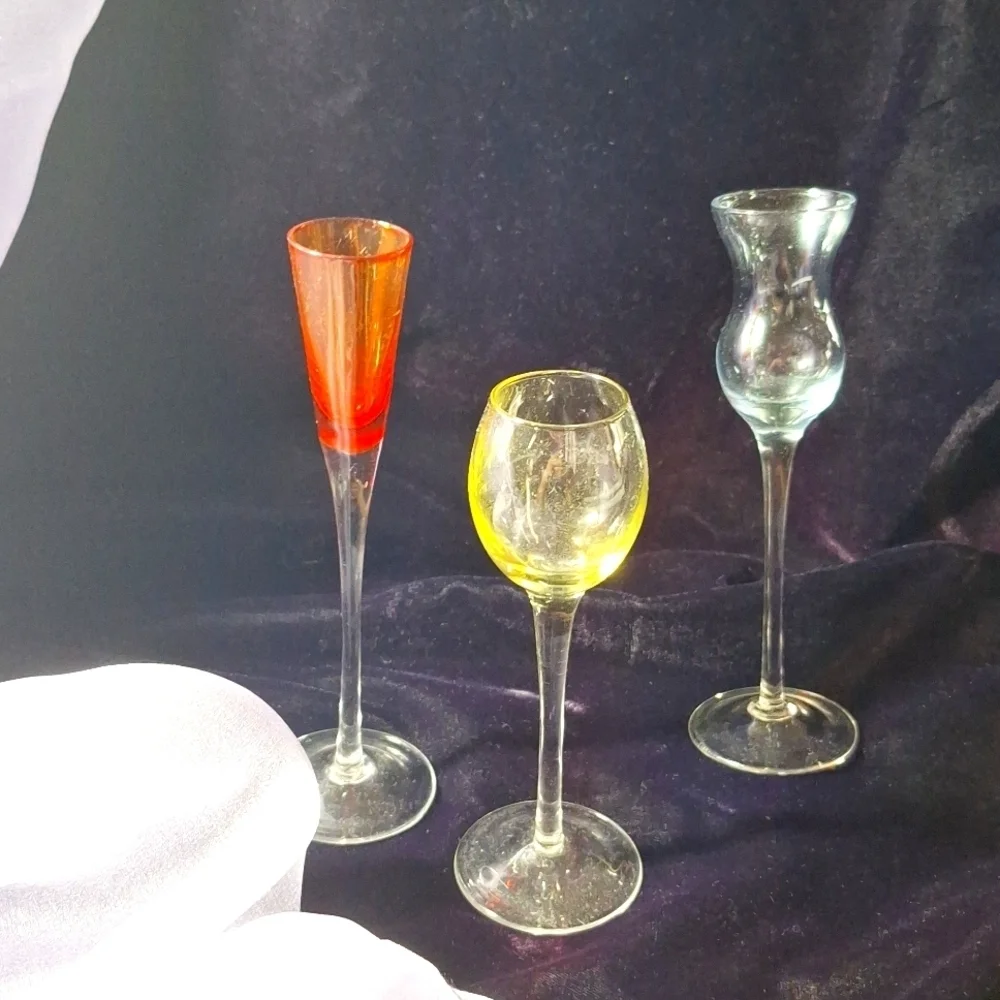 COLORFUL CORDIAL STEMMED GLASSES